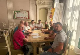 Firma della convenzione nel Palazzo del Municipio, a partire da destra: l'assessore Bruno Olivero, il prosindaco del Municipio di Valmala Andrea Picco, il Sindaco Ezio Donadio, la vice-sindaca Beatrice Aimar, gli assessori Giovanni Cismondi e Lucia Rosso, il consigliere Gianpiero Marino della CRI Busca Gianpiero Marino, i presidenti dei Comitati della Croce Rossa di Busca e Melle Sergio Fino ed Enrico Giubergia.